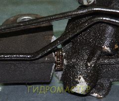 Разломанный корпус рулевой рейки после серьёзного ДТП - прична тяжолого руля, т.к. жидкость ГУР вытекла и рулевое управление остаётся без усилителя